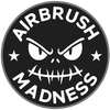 Zwart rond Airbrush Madness-logo met een boos gezicht en sterren in witte tekst.