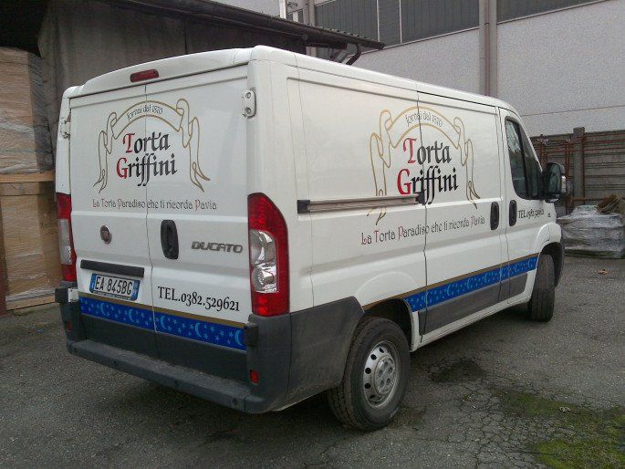 Furgone bianco per le consegne con il logo 