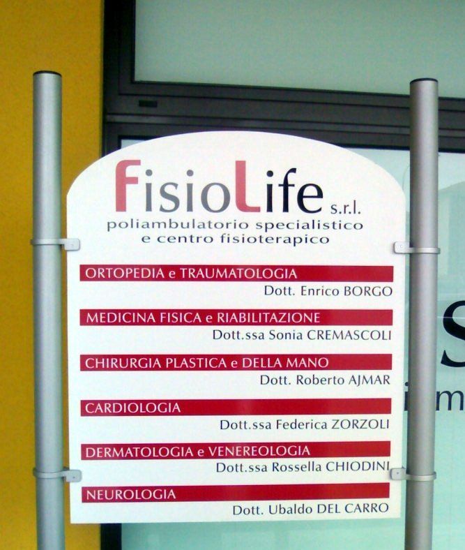 Insegna per FisioLife srl, un centro medico, che elenca le specialità (Ortopedia, Cardiologia, ecc.) e i nomi dei medici.