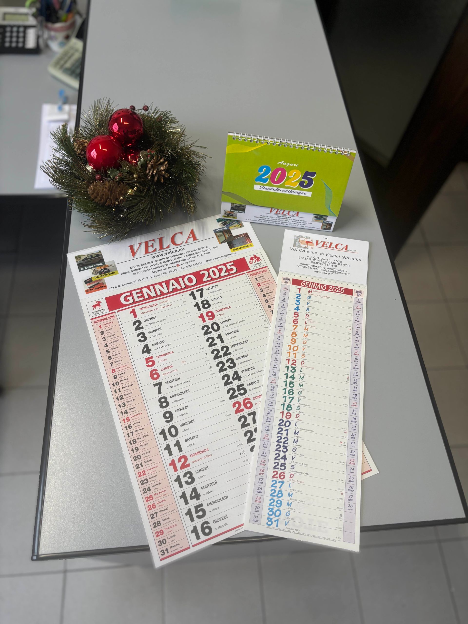 Scrivania con calendari, tra cui uno 