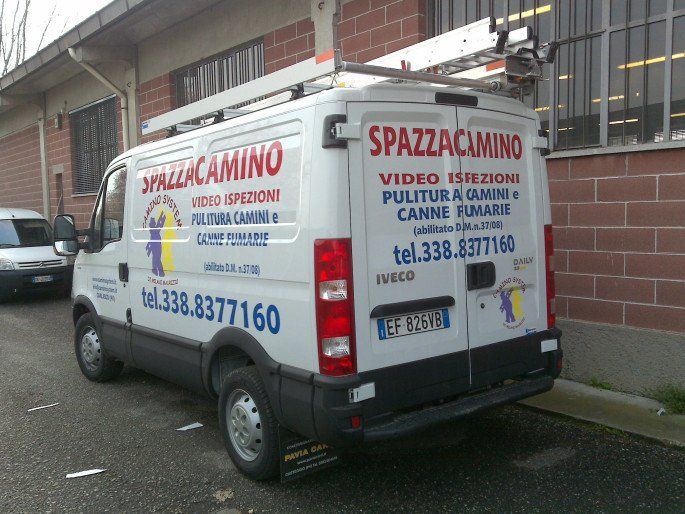 Furgone bianco con logo 