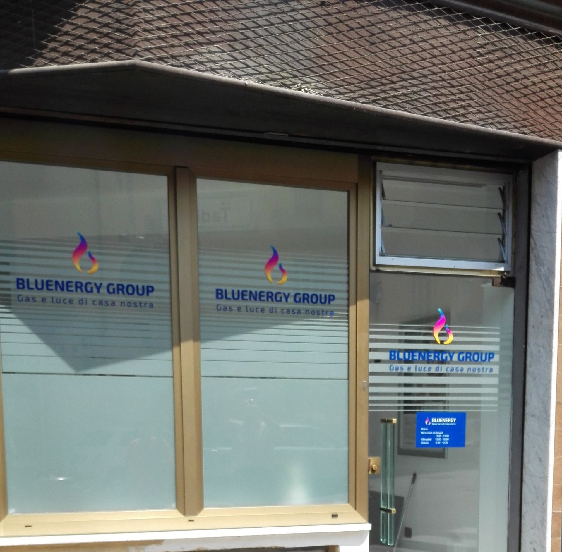 Vetrina del Blue Energy Group con logo e vetrine smerigliate.