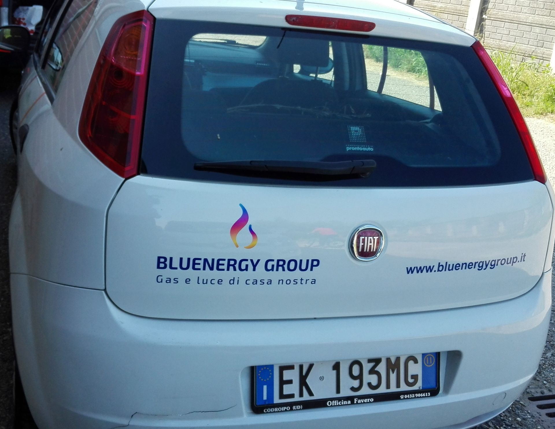 Auto Fiat bianca con logo 
