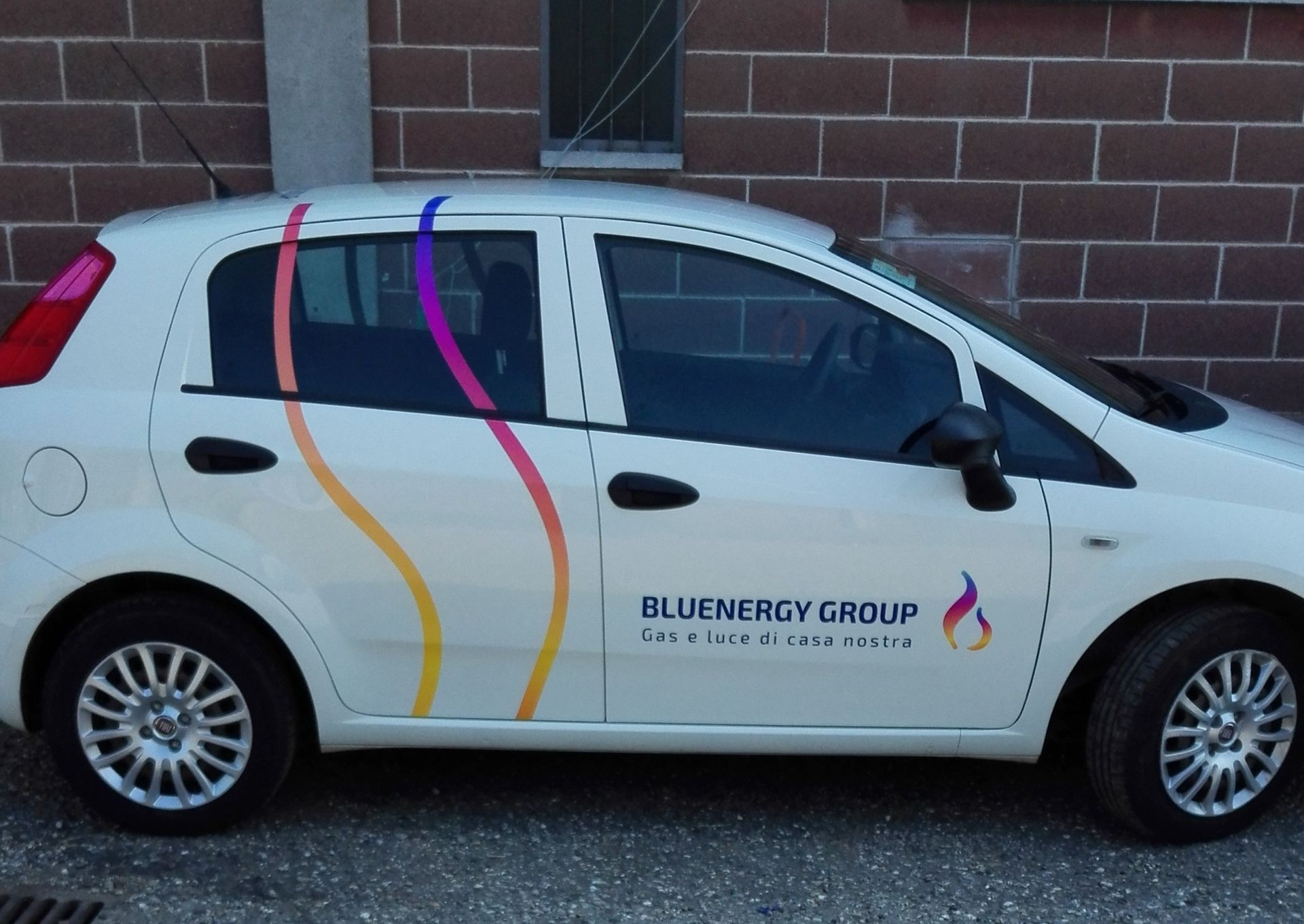 Auto bianca con logo 