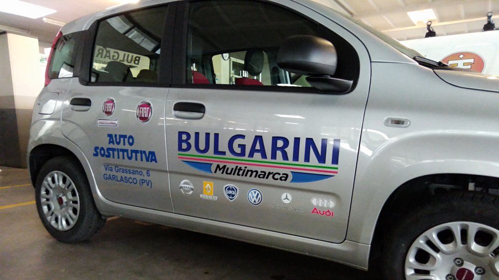 Fiat Panda argentata con pubblicità 
