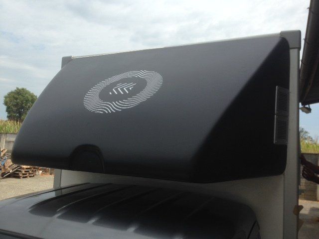 Estensione del tetto del veicolo nera con logo bianco.