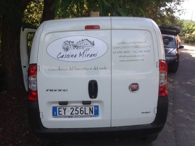 Furgone Fiat Fiorino bianco con logo 