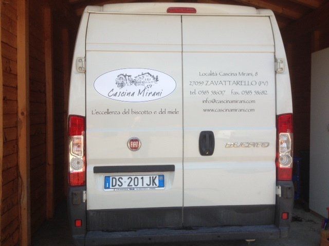 Furgone bianco con scritta: 