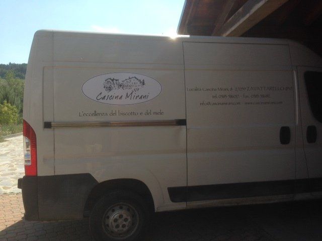 Furgone bianco per le consegne con il logo 