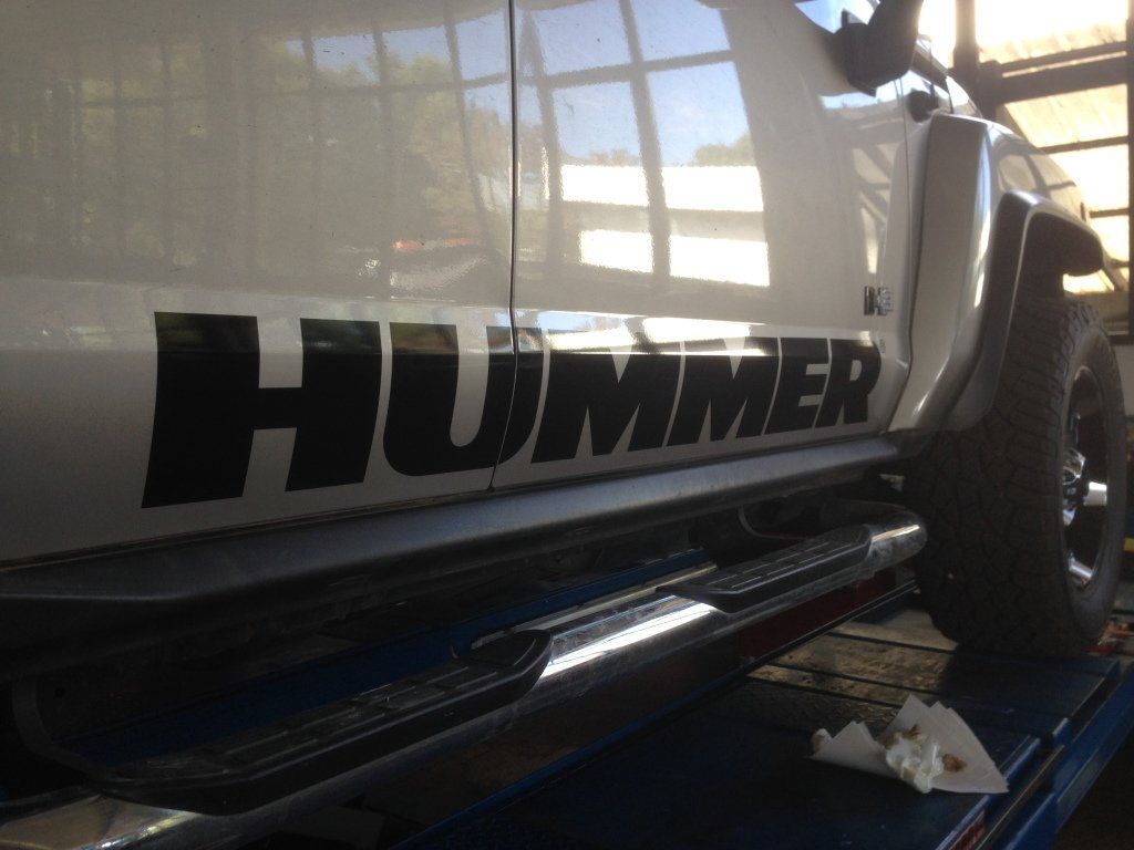 SUV Hummer bianco con scritta 