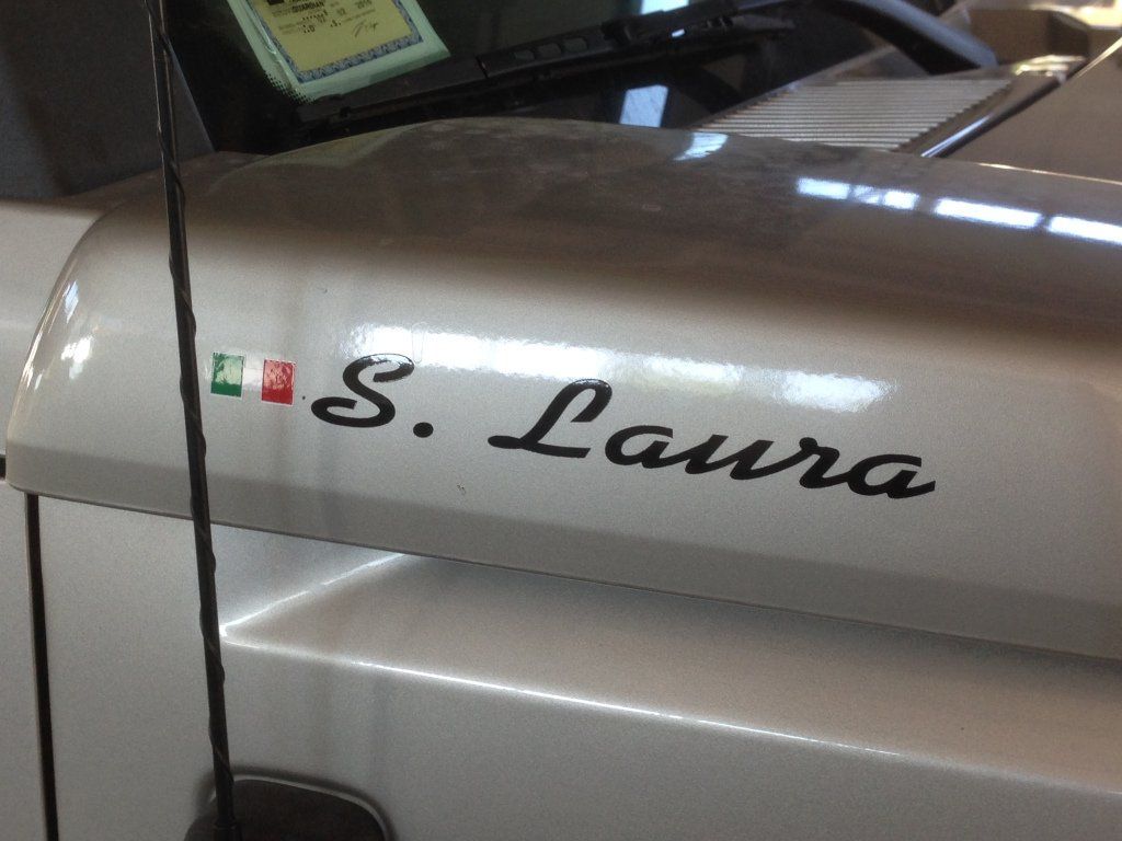 Cofano bianco con scritta 