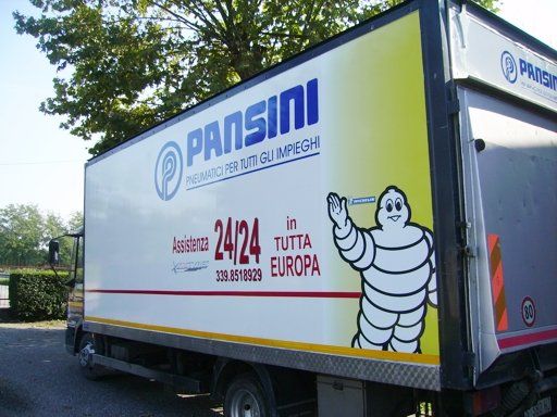 Camion con logo 