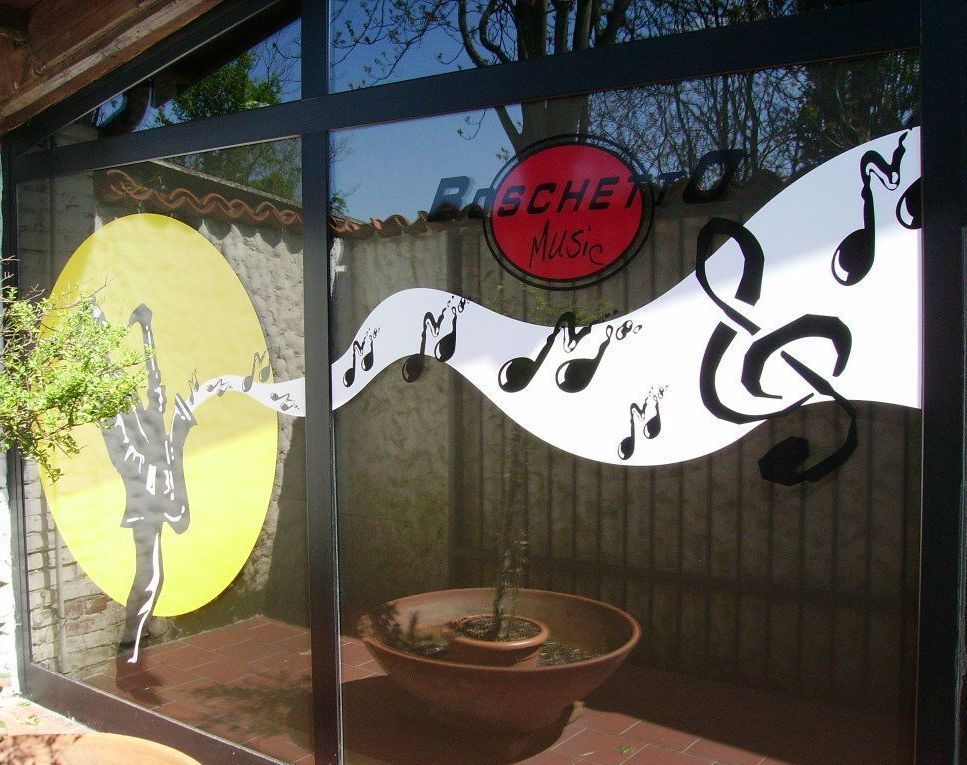 Porta in vetro con note musicali e sagoma di sassofono, logo 