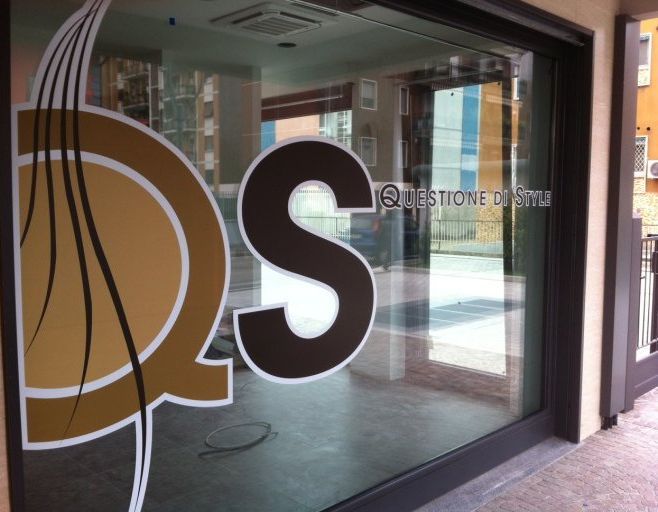 Finestra con grande logo 
