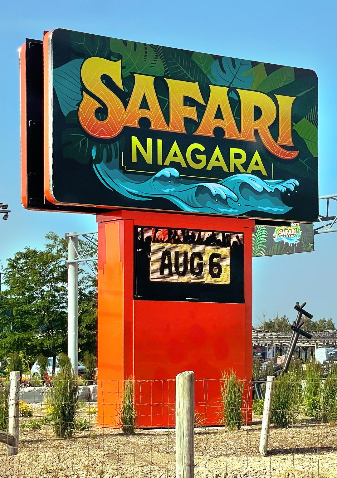 A billboard for safari niagara shows the date as august 6