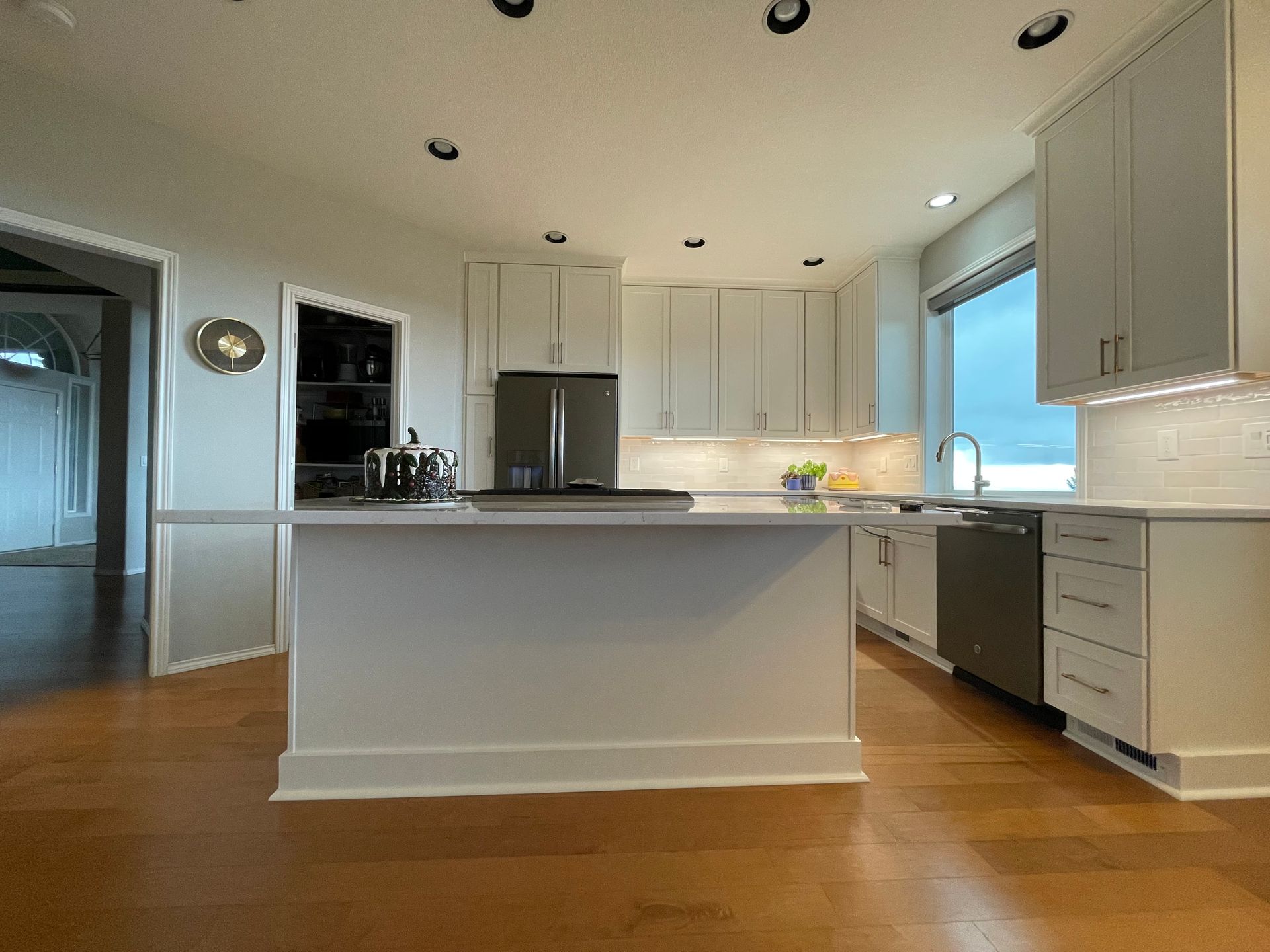 White Shaker Kitchen With Tile Backsplash and Quartz Countertop