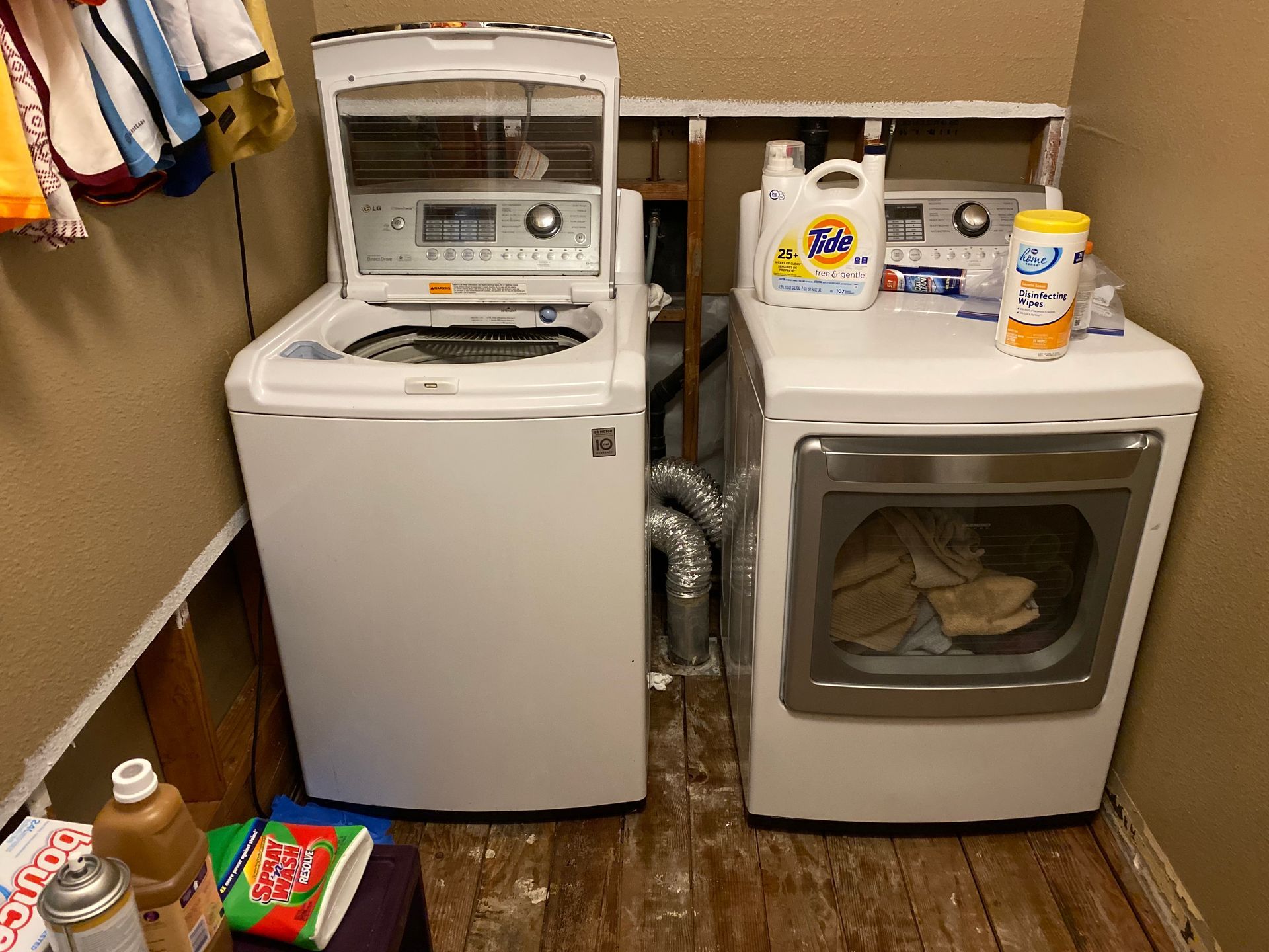 A washer and dryer are sitting in a laundry room.