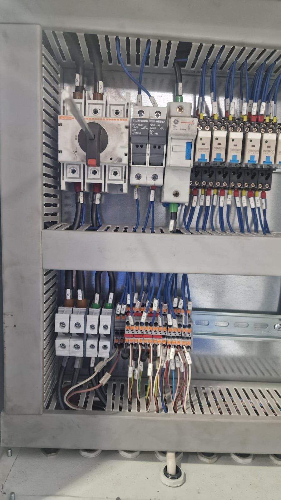 Quadro elettrico con interruttori, sezionatori e cablaggio.
