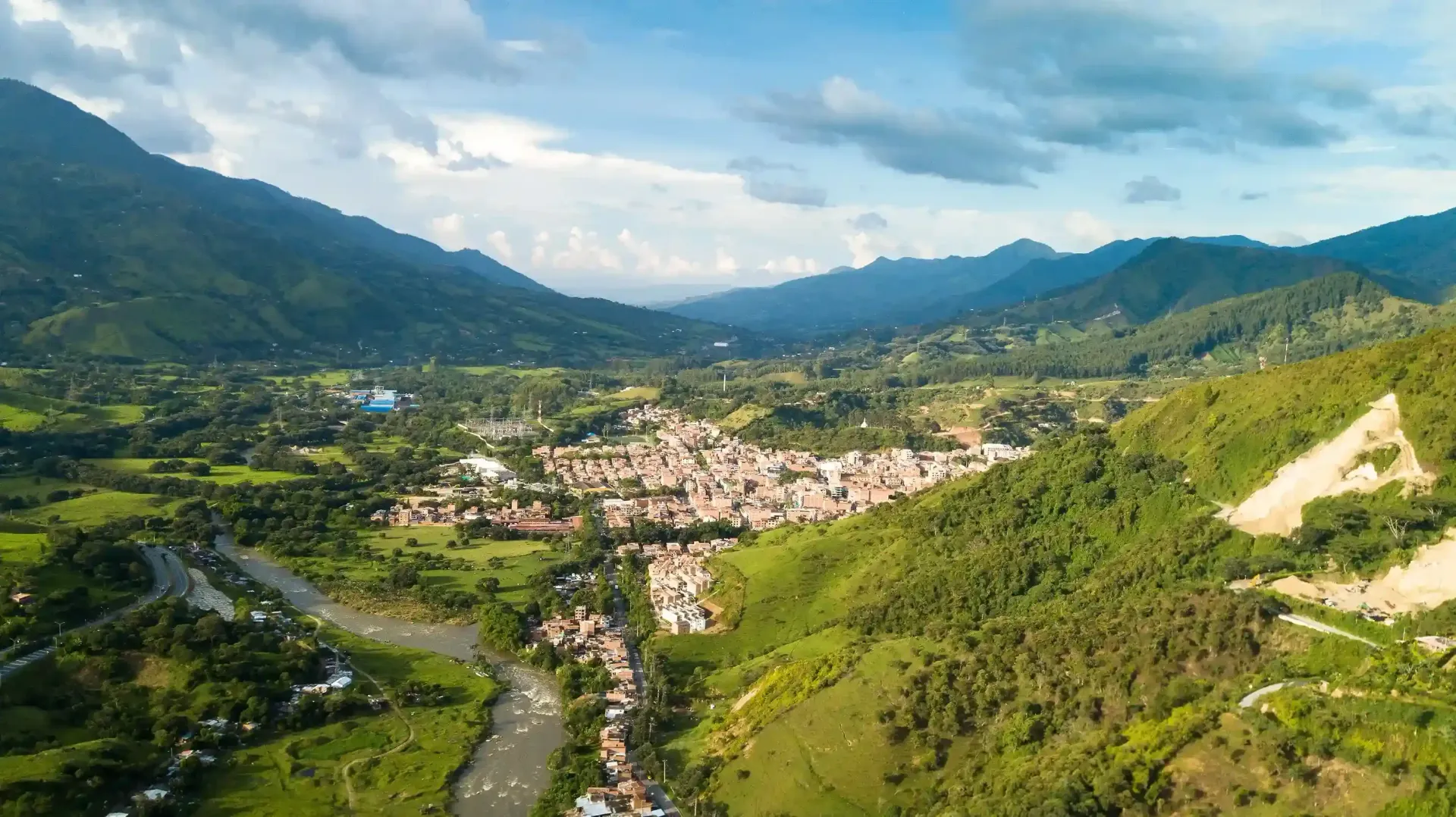 Vista aérea de Barbosa Santander, rodeada de montañas y el río Suárez, principal escenario de las ferias y fiestas Barbosa Santander.