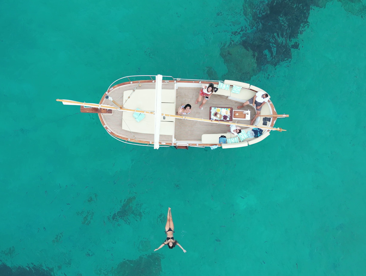 Learn what a llaut is, Mallorca's traditional wooden boat: its history, lateen sail and what sailing