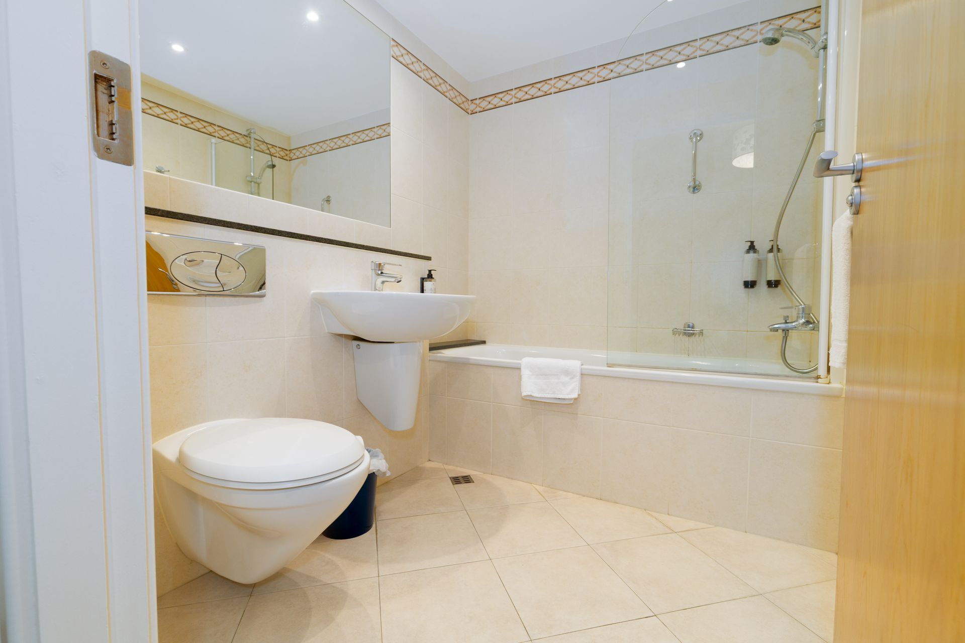 Geata Na Cathrach Apartments - Bathroom