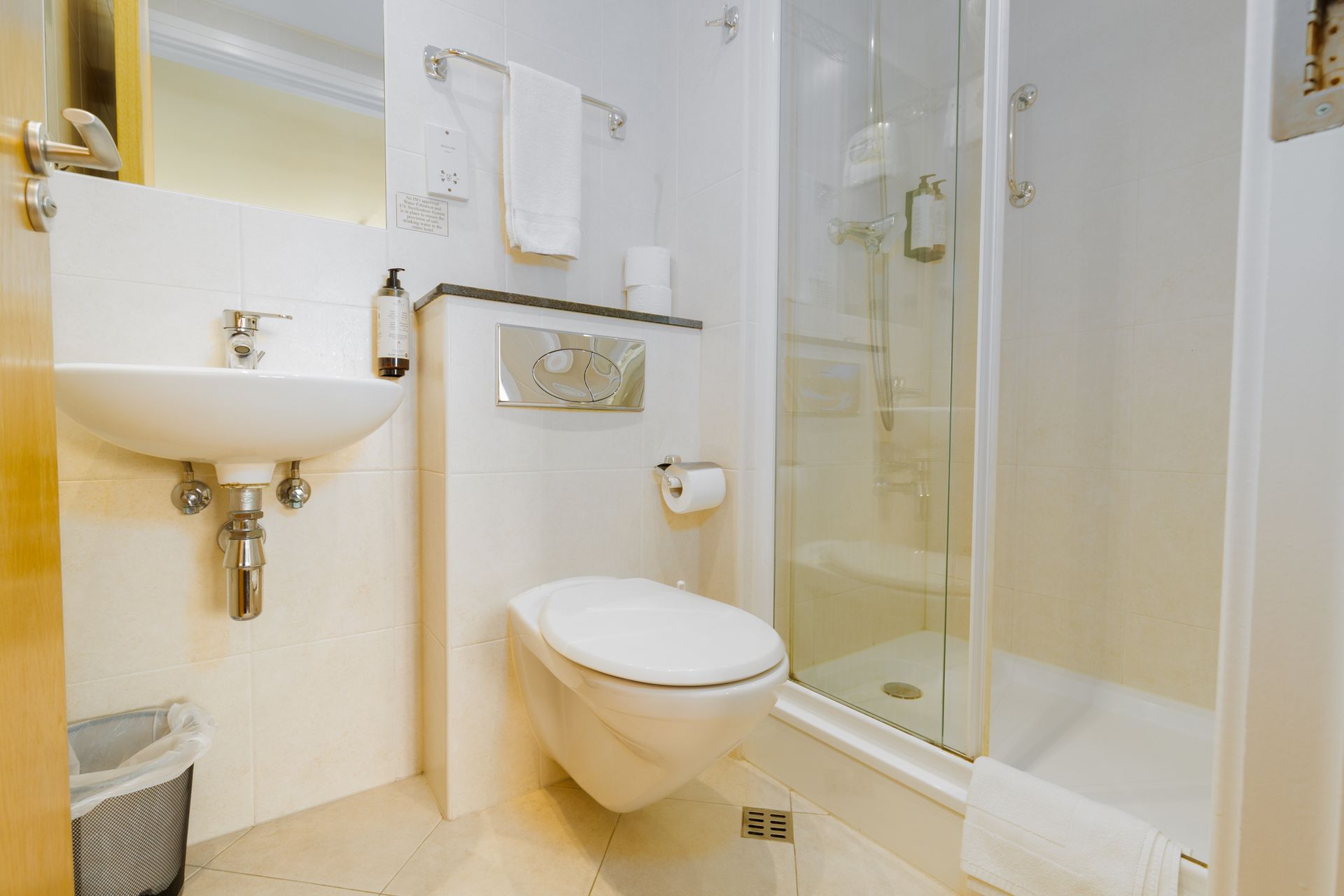 Geata Na Cathrach Apartments - Ensuite Bathroom