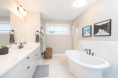 A bathroom with two sinks and a bathtub.