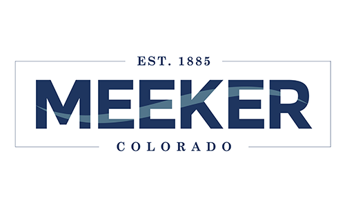A blue and white logo for meeker colorado.