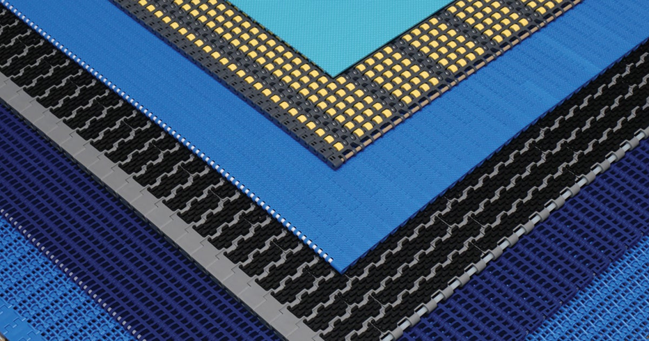 Primer plano de capas de tela geométrica azul, negra y dorada o superficies de material estampado.