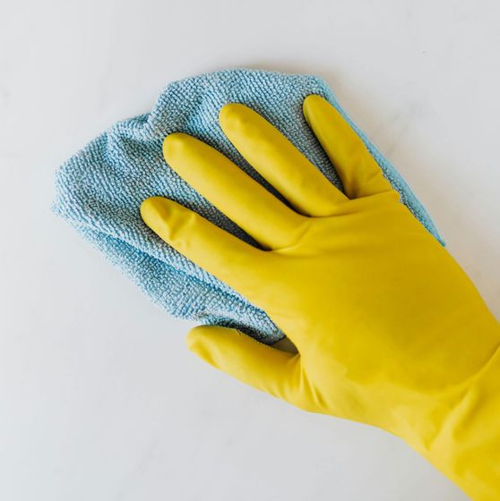 Move out cleaning services in chicago being displayed by one of our Dream Cleaning Cleaners.