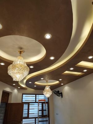 A living room with a chandelier hanging from the ceiling