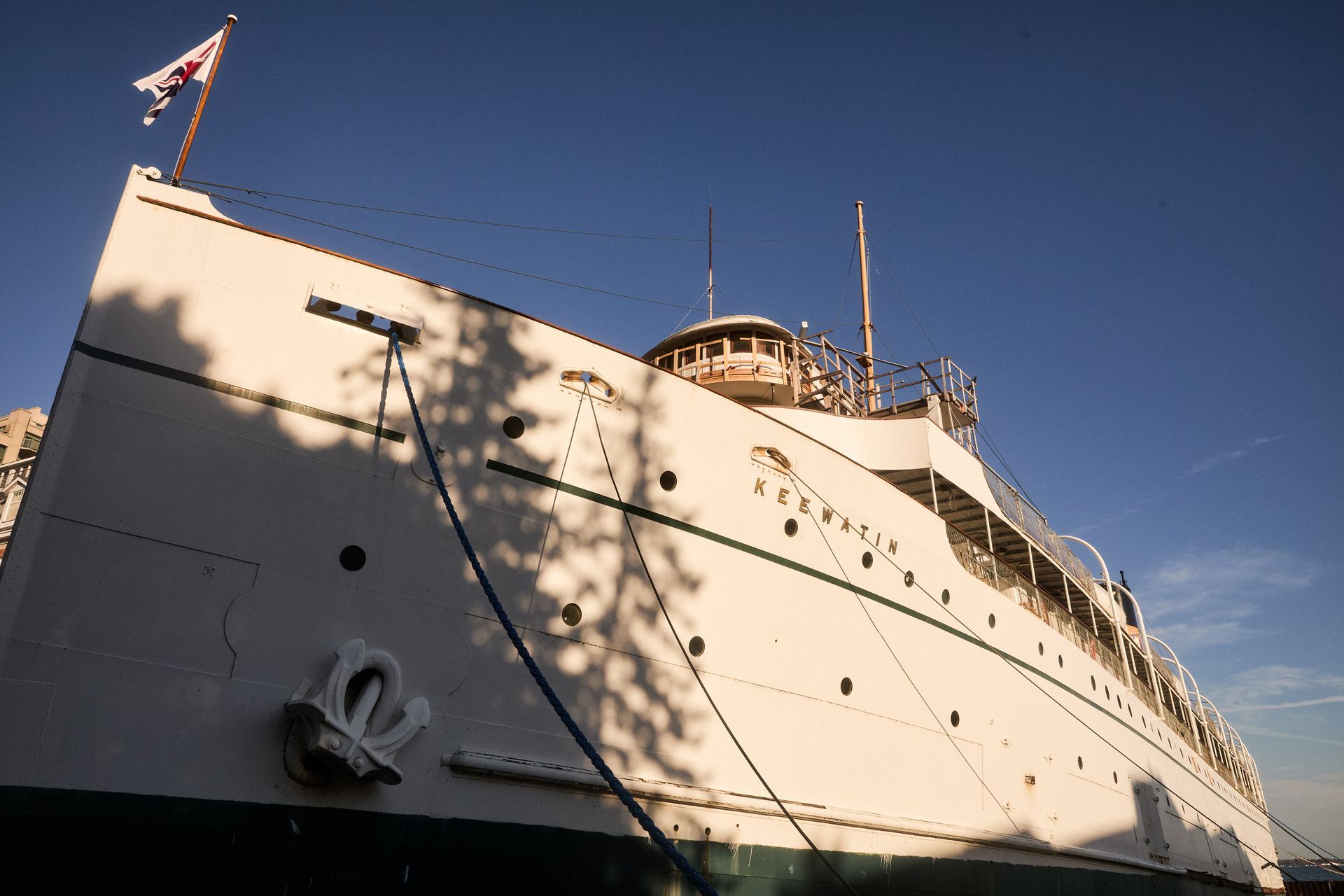 White ship 