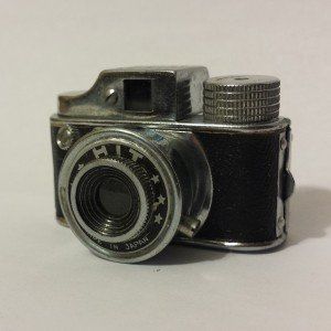 A small camera with the word hit on the lens