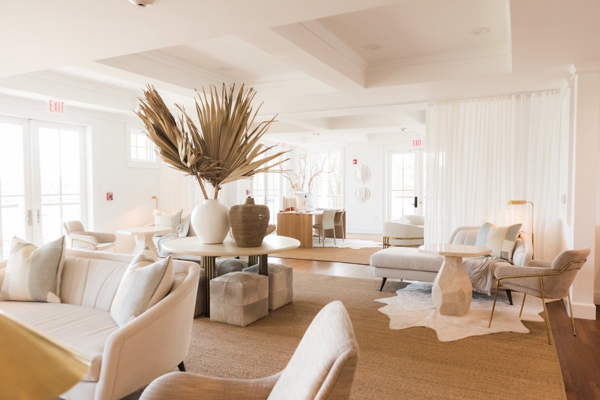A living room with lots of furniture and a plant in the middle