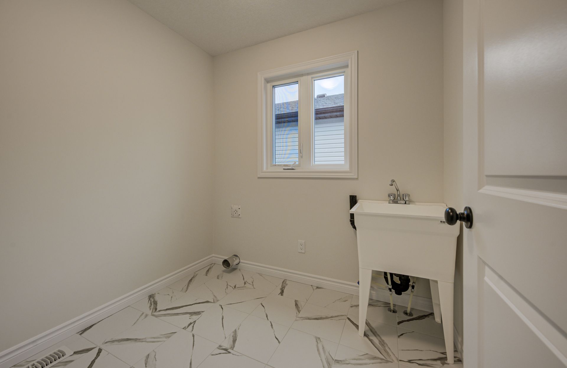 Move-in ready single detached home in Stratford, ON - 353 Bradshaw Drive