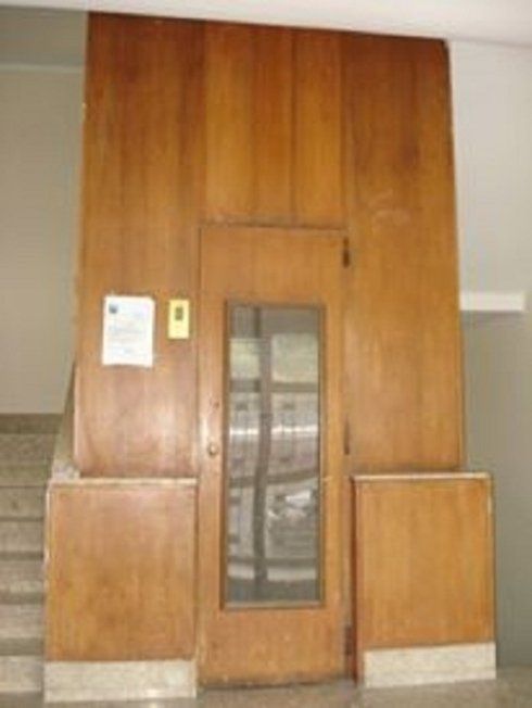 Prima...
Copertura in legno del portale in rete del piano principale.