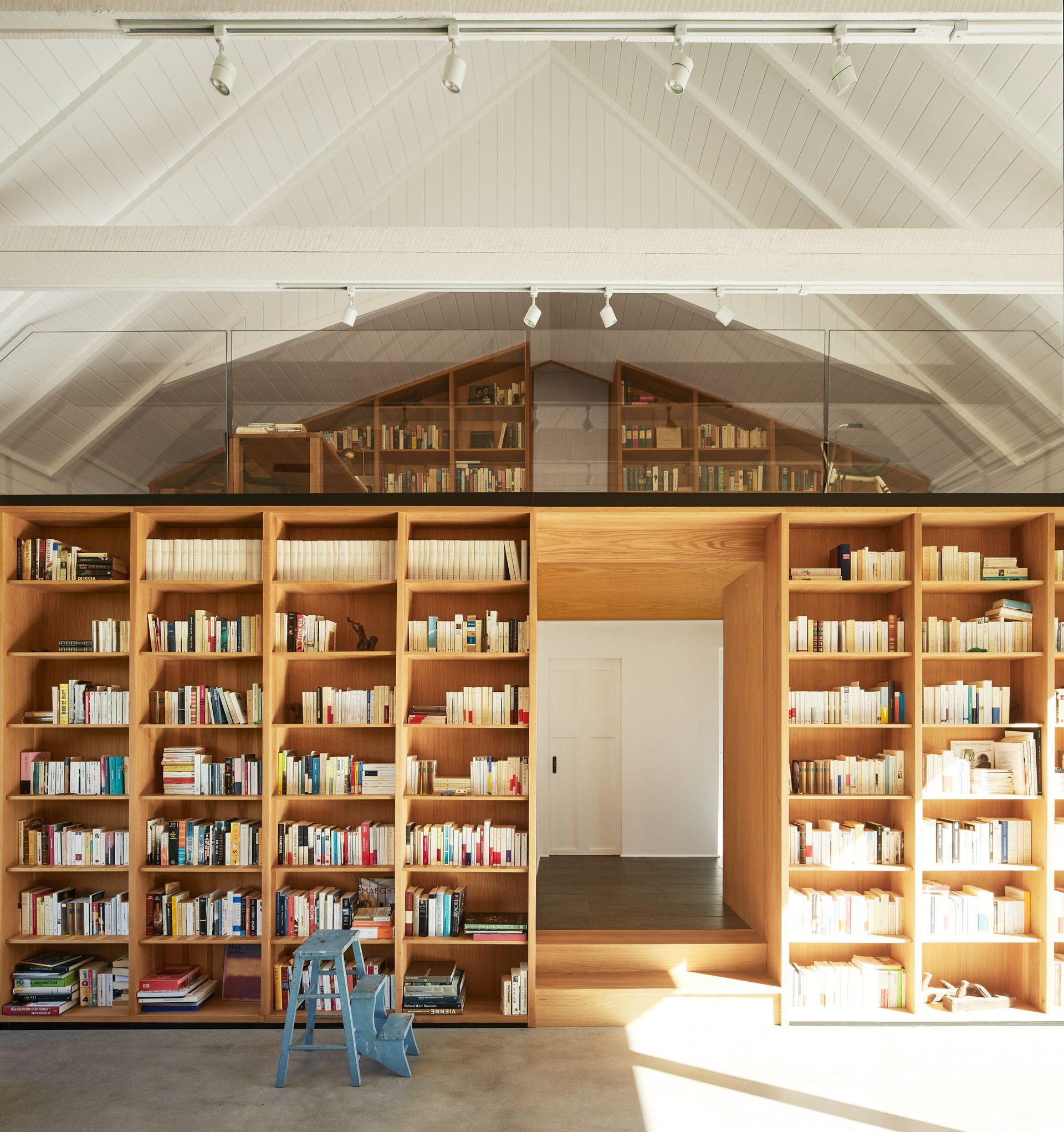 Une grande bibliothèque avec beaucoup de livres sur les étagères