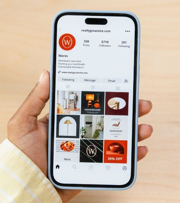 Una persona sostiene un teléfono celular con la aplicación de Instagram abierta.