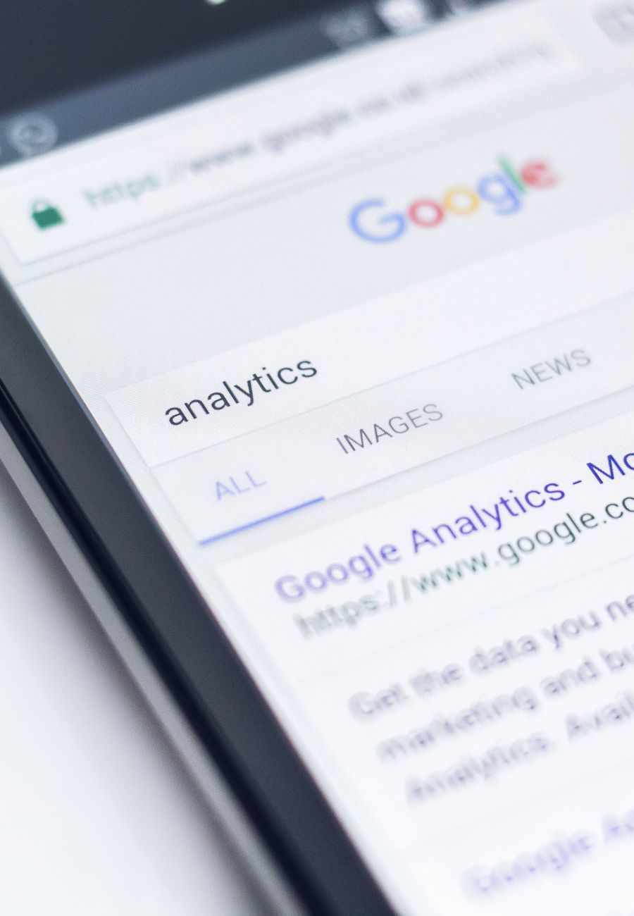 Un primer plano de un teléfono celular que muestra Google Analytics.