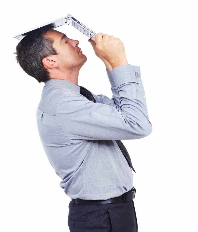 Hombre frustrado que utiliza un ordenador en la cabeza