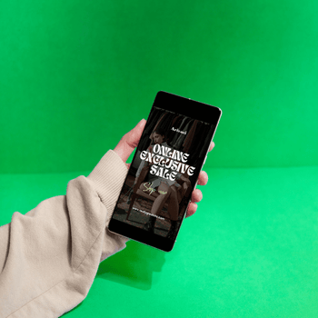 Una persona sostiene un teléfono celular en su mano.