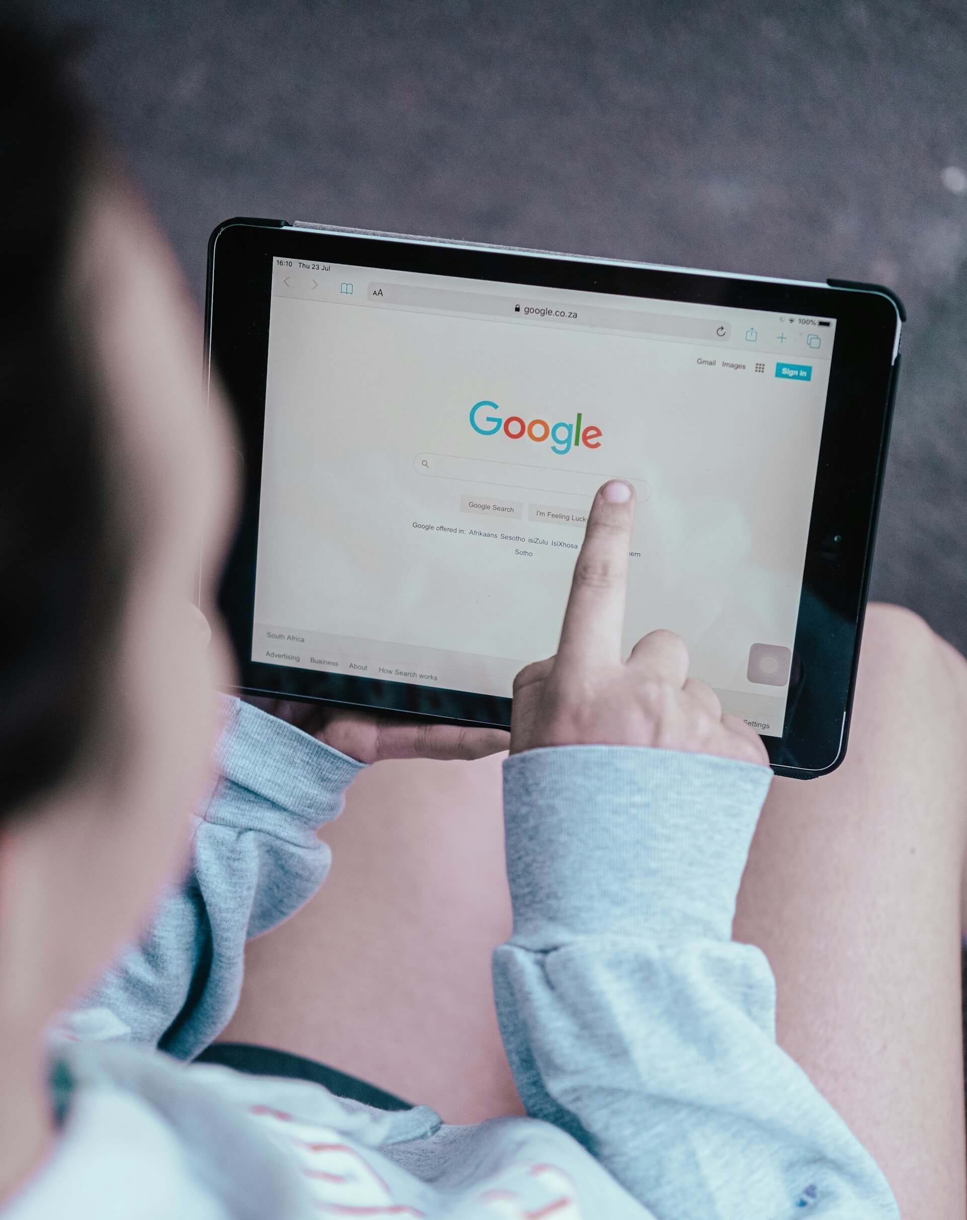 Una persona está usando una tableta para buscar en Google.