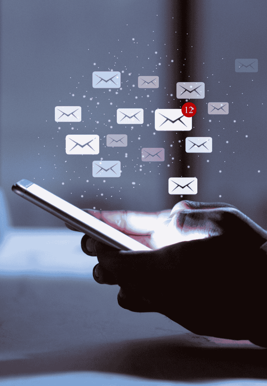 Una persona sostiene un teléfono celular del cual salen sobres.