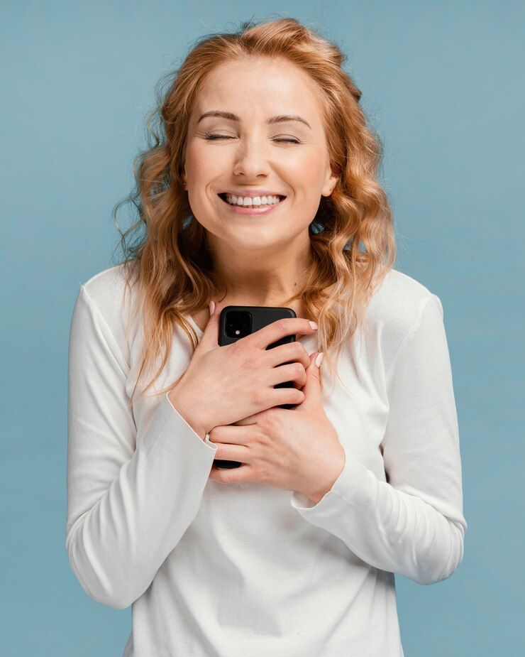 Una persona sostiene un teléfono celular en su mano.