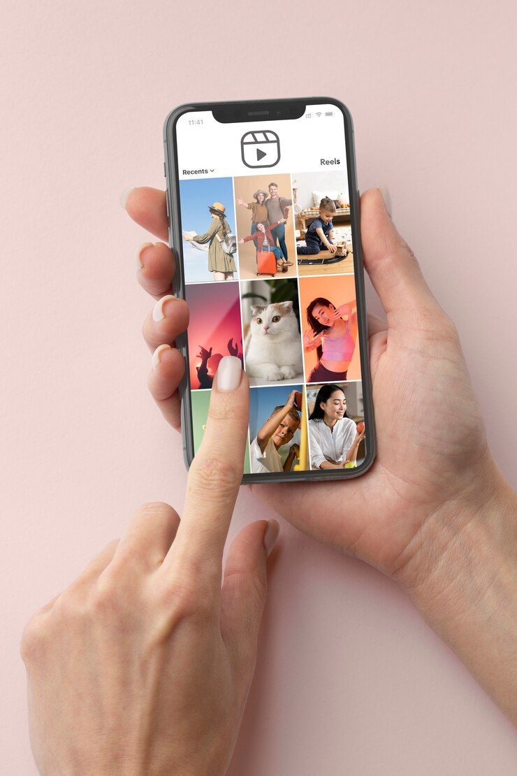 Una persona sostiene un teléfono celular con un collage de imágenes en él.