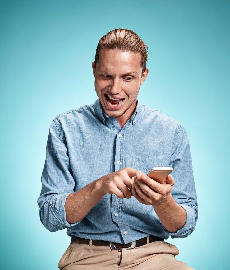 Una persona sostiene un teléfono celular en su mano.