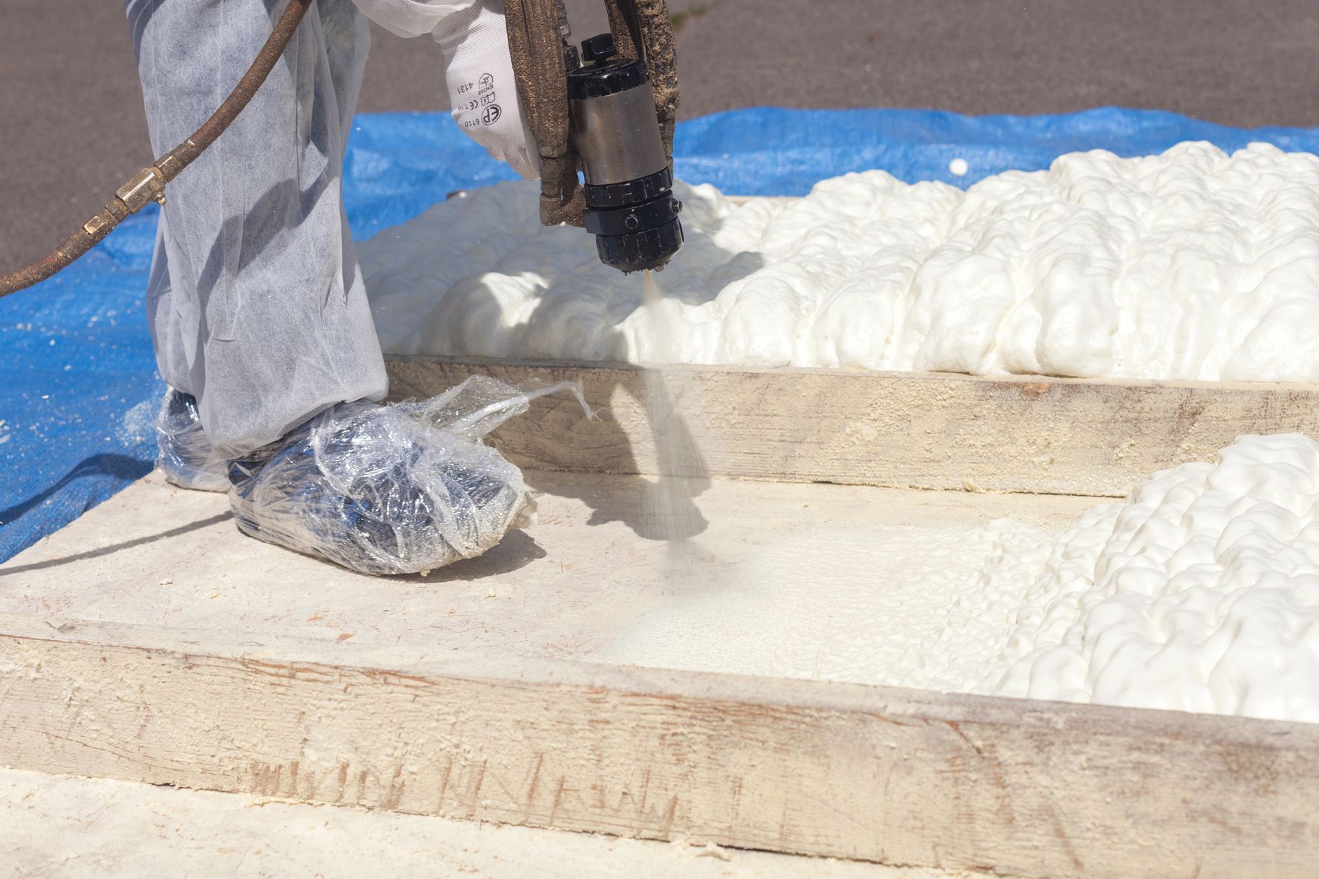 spray-foam-insulation-nozzle-in-use