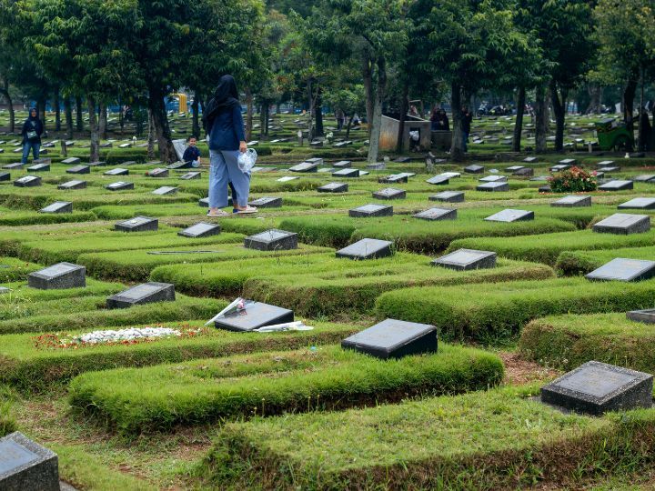 Private vs. Public Funeral Services: What Works Best for Families
