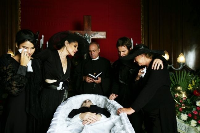Small Family Funerals vs. Large Services:
