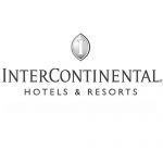 Logotipo de InterContinental Hotels & Resorts en texto negro con un emblema plateado encima.